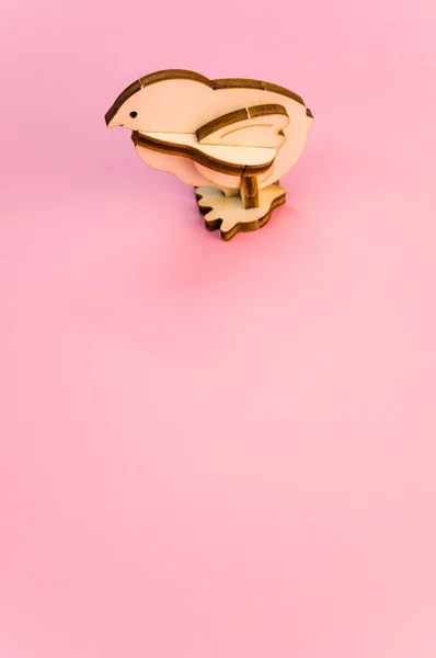 Tiro Close Uma Figura Pássaro Madeira Fundo Rosa — Fotografia de Stock