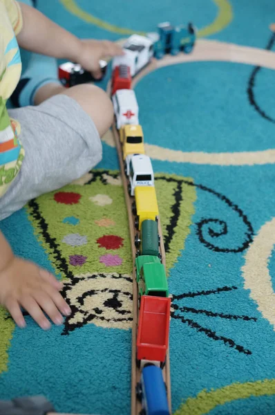 Вертикальний Знімок Дитини Грає Іграшкою Парового Поїзда — стокове фото