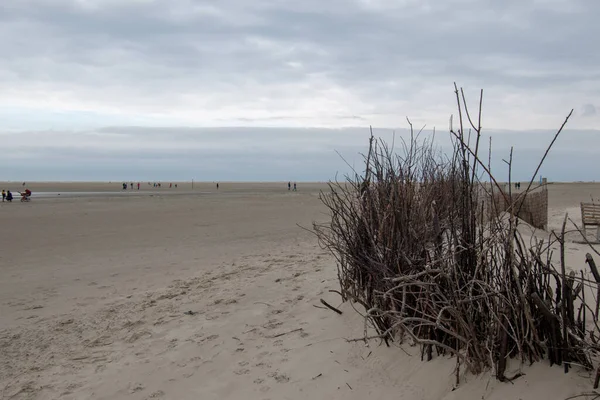 Fascynujące Ujęcie Plaży Białym Piaskiem Borkum Niemcy — Zdjęcie stockowe