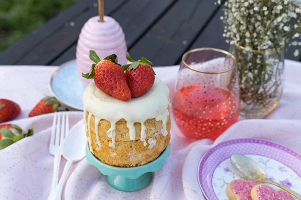 Een Selectief Shot Van Een Kleine Picknick Een Houten Tafel — Stockfoto