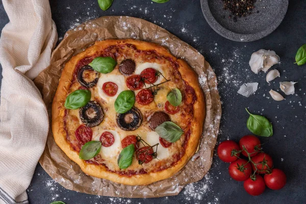 Una Vista Superior Pizza Vegetariana Entera Con Champiñones Albahaca Tomates — Foto de Stock