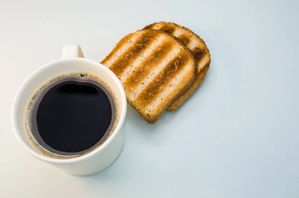Duże Ujęcie Kąta Filiżanki Kawy Toastów Białej Powierzchni — Zdjęcie stockowe