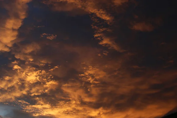 Uma Vista Deslumbrante Belas Nuvens Vermelhas Laranja Céu Pôr Sol — Fotografia de Stock