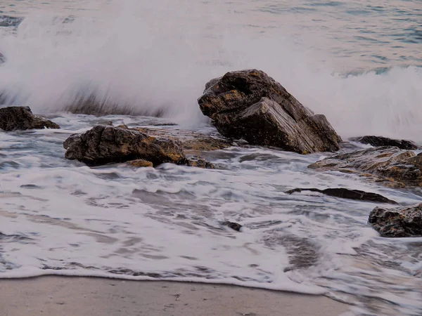 Een Prachtige Opname Van Een Rotsachtig Strand Met Golven Spatten — Stockfoto