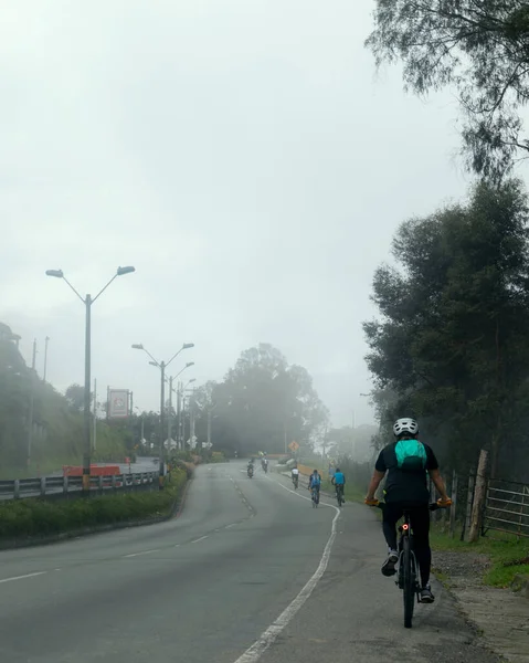 Sisli Bir Günde Bisiklete Binen Motosikletlilerin Dikey Görüntüsü — Stok fotoğraf