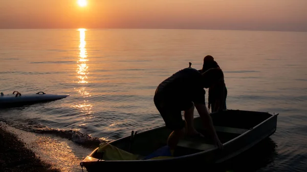 Sylwetka Człowieka Przygotowującego Się Wypłynięcia Przed Zachodem Słońca Jeziorze Kanady — Zdjęcie stockowe