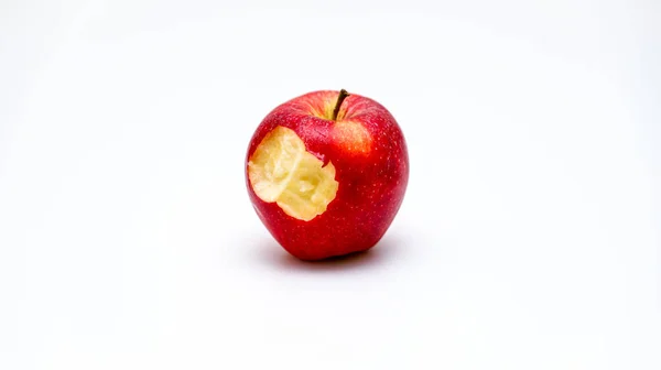 Отдельный Снимок Укушенного Красного Яблока — стоковое фото