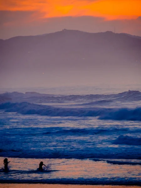 一个波涛汹涌的海景 夕阳西下 人们在Zumaia海滩上尽情玩乐 — 图库照片