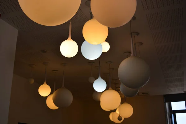 Niski Kąt Ujęcia Wiszące Stylowe Kulki Lampy Wewnątrz Budynku — Zdjęcie stockowe