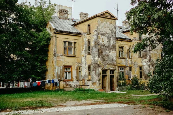 Stary Budynek Ścianami Grungowymi Pralnią Wiszącą Linach Obok — Zdjęcie stockowe