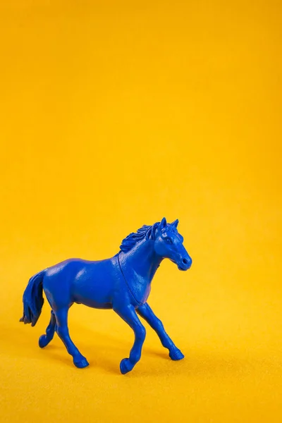 Eine Vertikale Nahaufnahme Einer Blauen Pferdefigur Auf Gelbem Hintergrund — Stockfoto