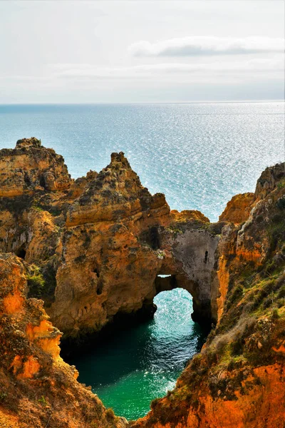 Pionowy Widok Ponta Piedade Otoczony Morzem Lagos Portugalia — Zdjęcie stockowe