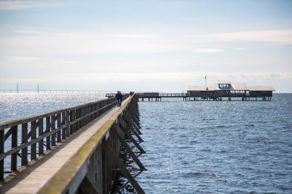 Вид Деревянный Пирс Который Выходит Северное Море Ресторан Облачном Фоне — стоковое фото