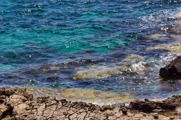 キプロスのラルナカにある美しい澄んだ水 — ストック写真