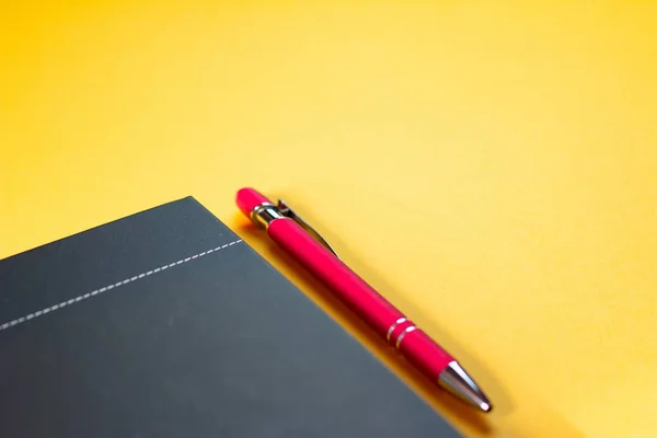 Крупним Планом Знімок Ноутбука Ручки Ізольовані Жовтому Тлі — стокове фото