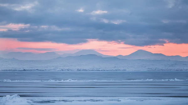 Прекрасный Вид Замерзшее Озеро Севан Зимний День Время Оранжевого Заката — стоковое фото