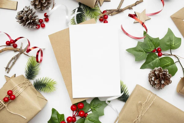 Felső Nézet Csomagolt Ajándékok Szalagok Fenyőágak Fenyőtobozok Karácsonyra Másolás Helyet — Stock Fotó