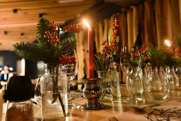 Egy Gyönyörűen Díszített Karácsonyi Asztal Vörös Gyertyákkal — Stock Fotó