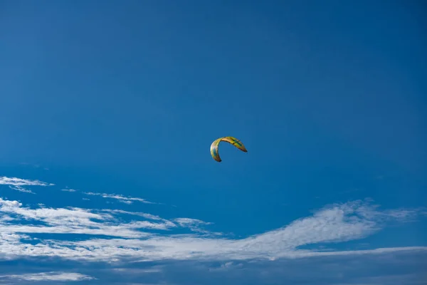 蓝色天空中的降落伞的美丽镜头 — 图库照片