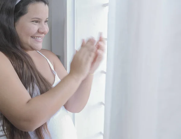 Une Femme Latine Enceinte Souriant Applaudissant Devant Fenêtre Aux Médecins — Photo