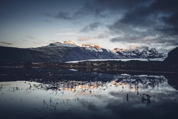 Eine Wunderschöne Berglandschaft Die Sich Der Abenddämmerung Auf Einem See — Stockfoto