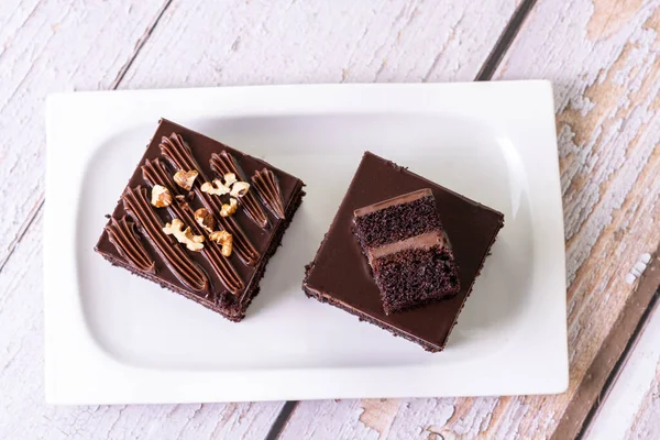 Une Photo Aérienne Tranches Carrées Gâteau Chocolat Sur Une Plaque — Photo