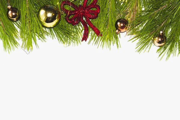 テキストのためのスペースを持つ白い背景に隔離されたクリスマスツリーの枝や装飾品のトップビュー — ストック写真