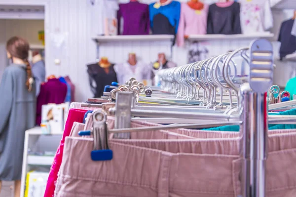 Detailní Záběr Ženských Kalhot Zavěšených Kovových Ramínkách Obchodě — Stock fotografie