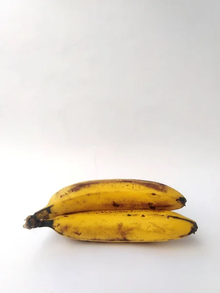 Pionowe Ujęcie Bananów Psujących Się Białym Tle — Zdjęcie stockowe