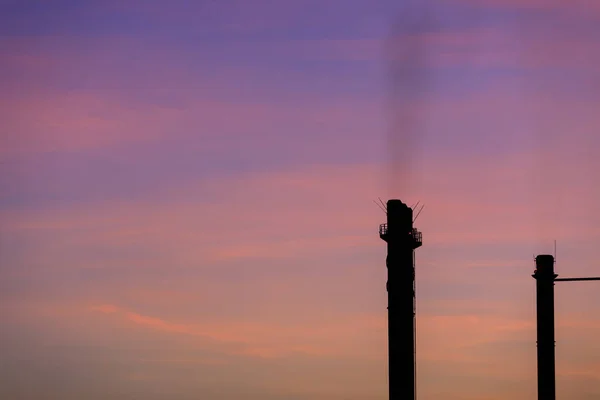 ピンクの紫の夕日の空の塔のシルエットの美しいショット — ストック写真