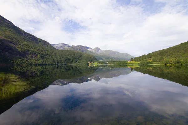 Tranquil View Lake Surrounded Greenery Norway — Stock Photo, Image