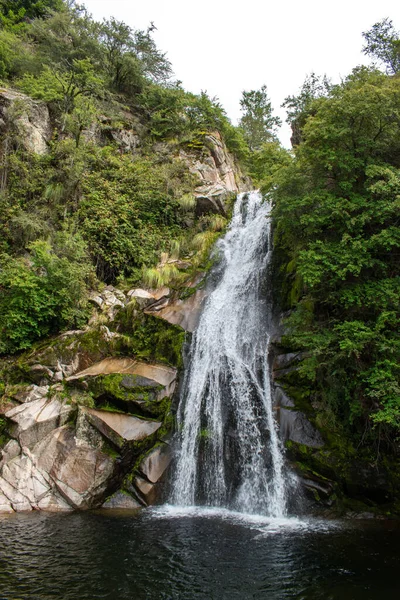 Een Verticaal Schot Van Een Waterval — Stockfoto