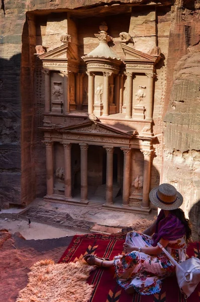 Uma Jovem Turista Desfrutando Bela Vista Antiga Petra Wadi Jordan — Fotografia de Stock