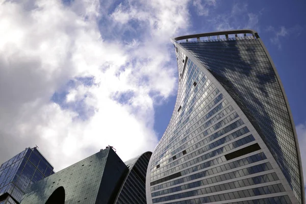 Eine Flache Aufnahme Moderner Gebäude Mit Glasfenstern Vor Bewölktem Himmel — Stockfoto