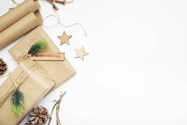 包装好的礼物 无花果树枝条 带有白色背景的复制空间的圣诞快乐标签的顶部视图 — 图库照片