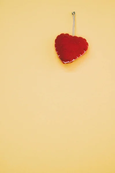 Вертикальний Знімок Серцеподібної Фаршированої Іграшки Ізольованої Помаранчевому Фоні — стокове фото