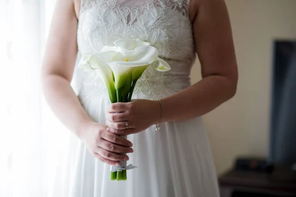 Nahaufnahme Einer Braut Mit Einer Schönen Blume — Stockfoto