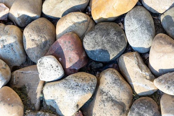海滩上五彩斑斓的小岩石的俯瞰 — 图库照片