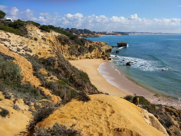 Tiro Largo Uma Praia Selvagem Entre Rochas — Fotografia de Stock