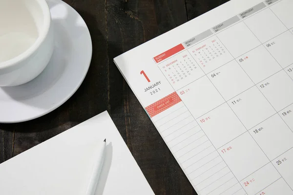 Una Tazza Vuota Calendario Foglio Carta Con Una Penna Sopra — Foto Stock