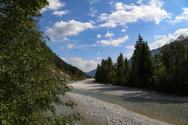 Uma Paisagem Montanhosa Com Pequeno Rio Nos Alpes — Fotografia de Stock