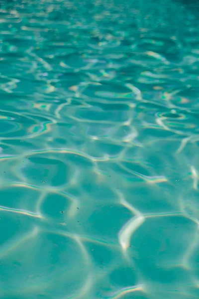 池水里一缕垂直的涟漪 — 图库照片