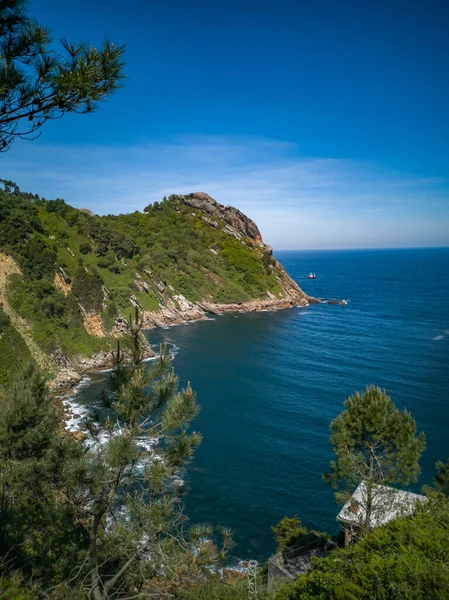 Een Verticaal Schot Van Pasai Donibane Noordelijke Kust Van Spanje — Stockfoto