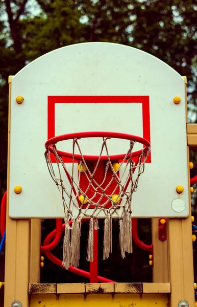 Colpo Verticale Rete Basket Cerchio Attaccato Una Tavola Gioco Parco — Foto Stock