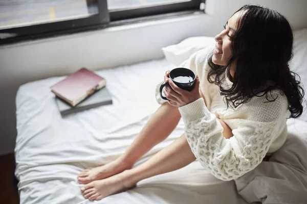 Een Latijnse Jonge Vrouw Die Koffie Drinkt Een Boek Leest — Stockfoto