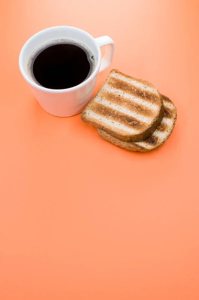 Vertikal Bild Kopp Kaffe Och Rostat Bröd Orange Yta — Stockfoto