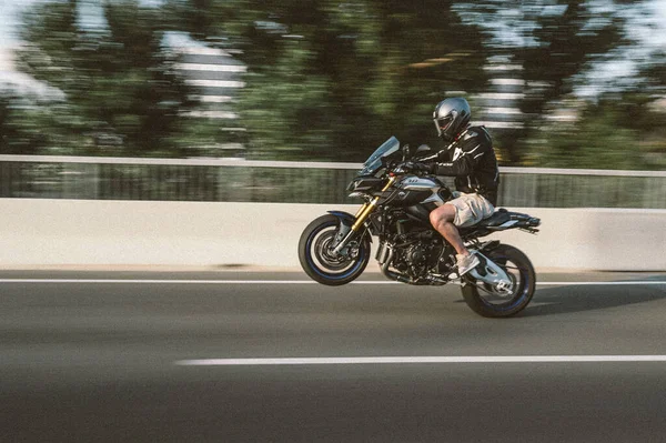 Belgrad Serbien August 2020 Motorradfahrer Hinterrad Straßenfotoszene — Stockfoto