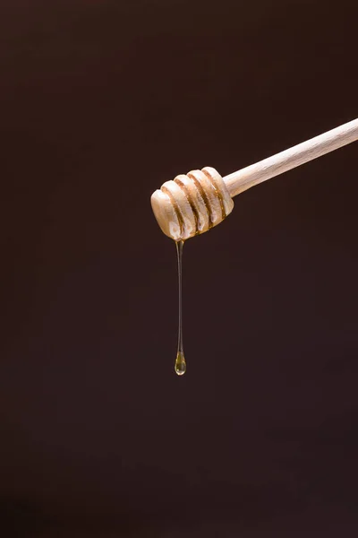 Vertical Shot Wooden Honey Dipper Dark Background — Stock Photo, Image