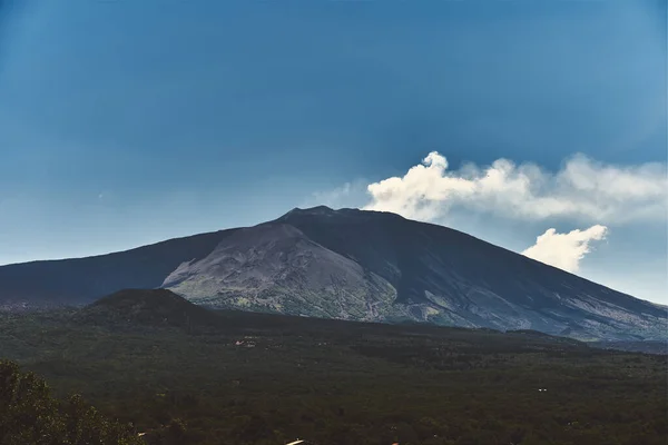 Tiro Montanhas Sob Céu Azul — Fotografia de Stock