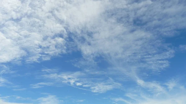 Plano Ángulo Bajo Las Nubes Celestiales Durante Día — Foto de Stock